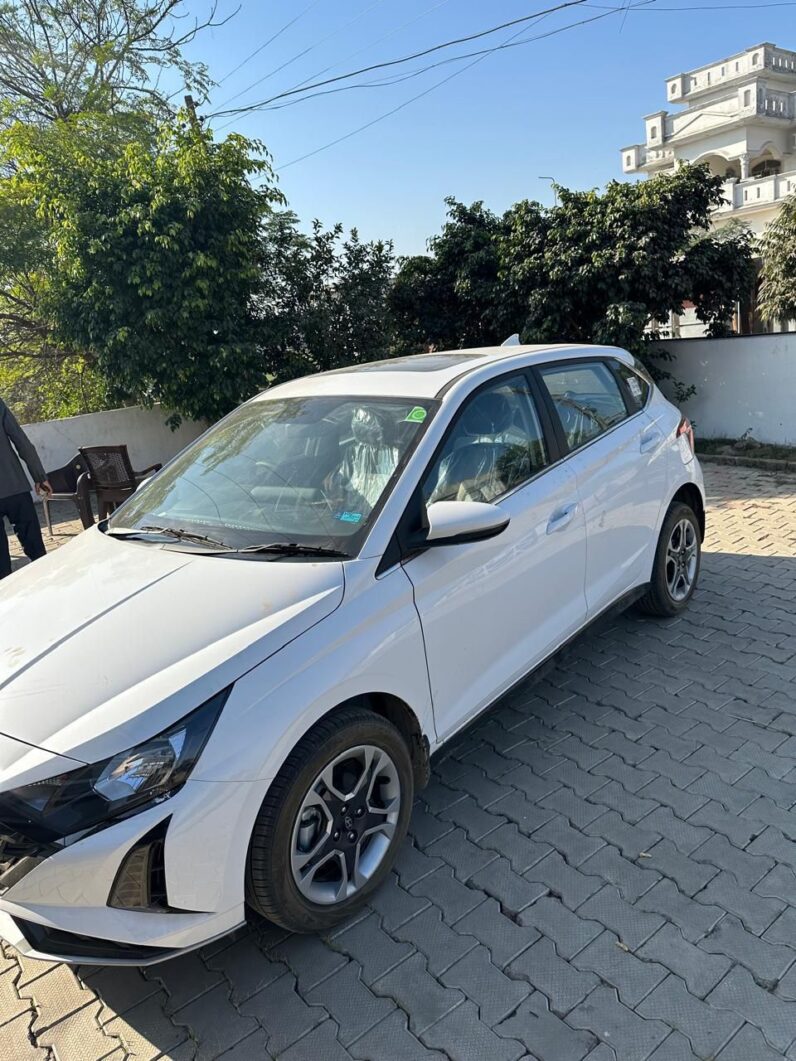 
								Hyundai i20 full									